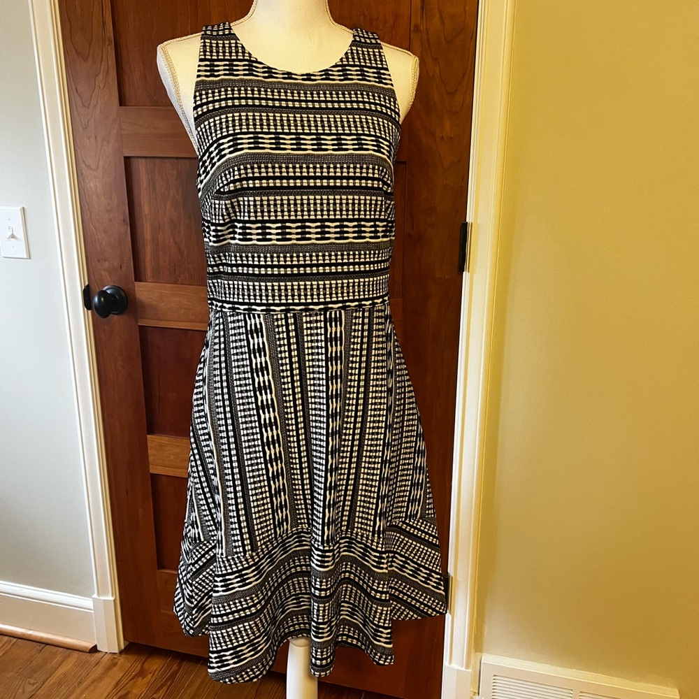 Black and white pattern loft dress